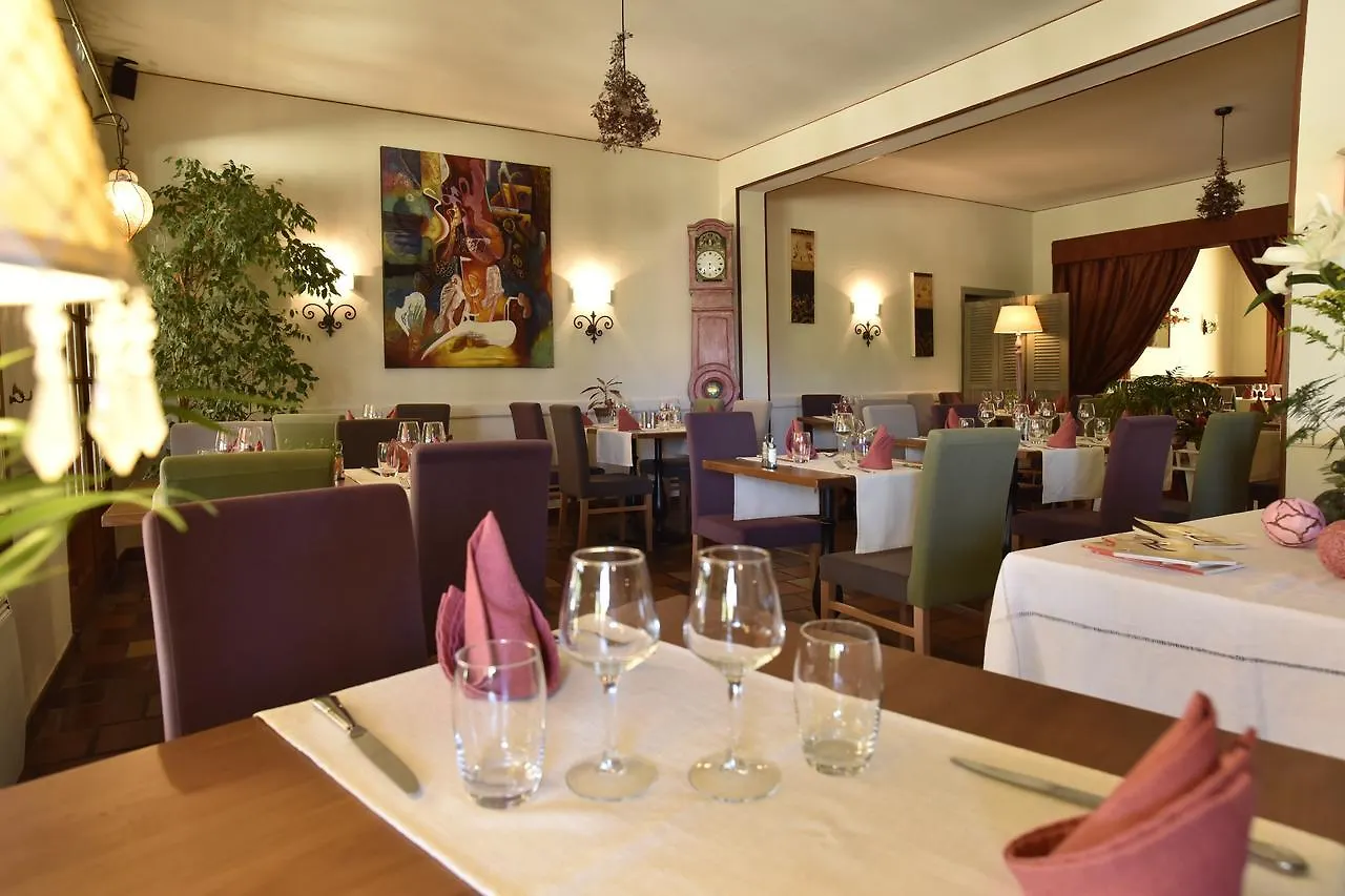 Logis Hotel-Restaurant Le Relais Hauterives 3*,